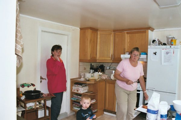 Marja, Elina en Lasse in de keuken 04-06